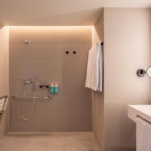 Quarto superior com cama king acesso para deficientes